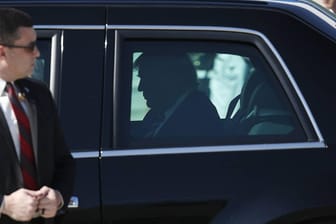 Donald Trump in seinem Präsidenten-Auto: Setzt er seine Pläne um und führt Strafzölle auf europäische Autos ein, könnte dies in einen neuen Handelskrieg münden.