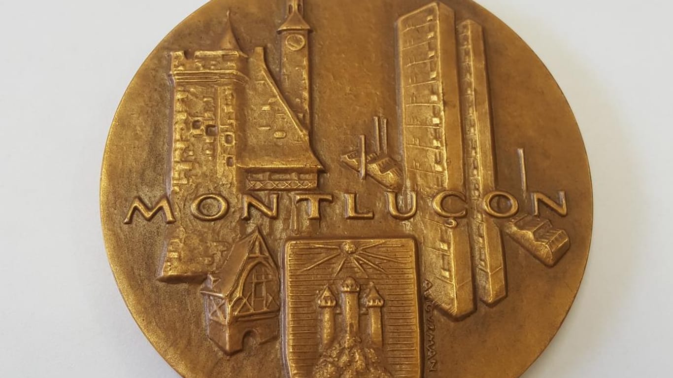 Eine Medaille mit Stadtansicht von Montluçon in Frankreich.