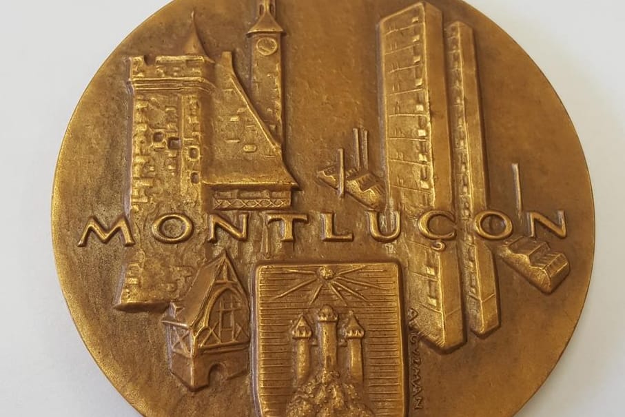 Eine Medaille mit Stadtansicht von Montluçon in Frankreich.