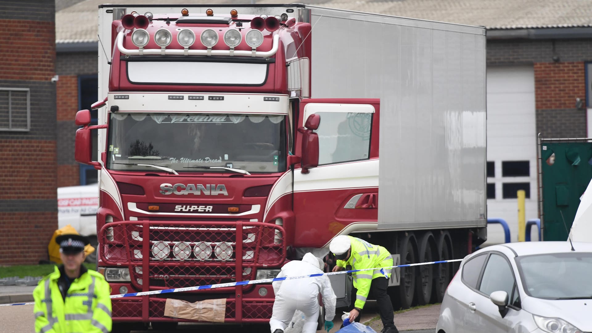 Polizisten und Mitarbeiter der Spurensicherung arbeiten an dem LKW, in dem die Leichen gefunden wurden (Archivbild): 39 Menschen sind in dem Laster ums Leben gekommen.