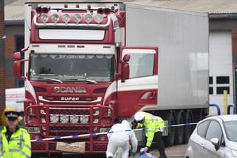 Polizisten und Mitarbeiter der Spurensicherung arbeiten an dem LKW, in dem die Leichen gefunden wurden (Archivbild): 39 Menschen sind in dem Laster ums Leben gekommen.