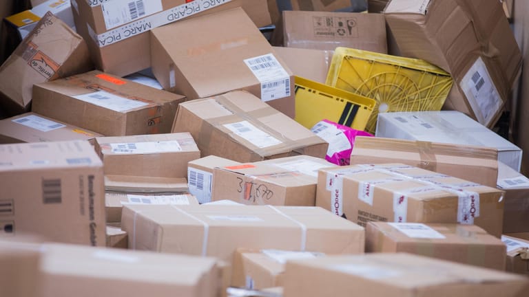 Pakete liegen in einer Zustellbasis der Deutschen Post: Der Online-Handel lässt Deutschlands Paketberge weiter wachsen.