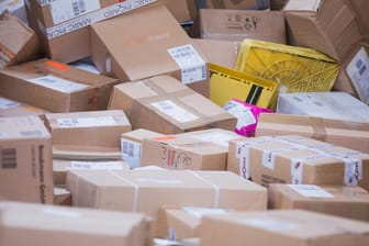 Pakete liegen in einer Zustellbasis der Deutschen Post: Der Online-Handel lässt Deutschlands Paketberge weiter wachsen.