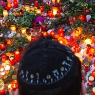 Ein Mann mit Kippa trauert in Halle: Der Attentäter begründete seine Tat mit antisemitischen Verschwörungstheorien.