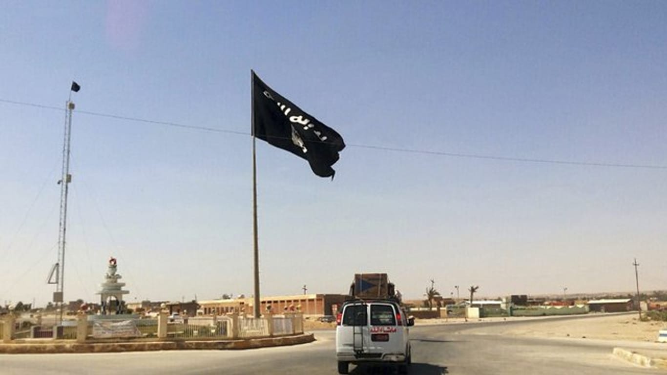 Eine IS-Flagge in Rawa, Irak.