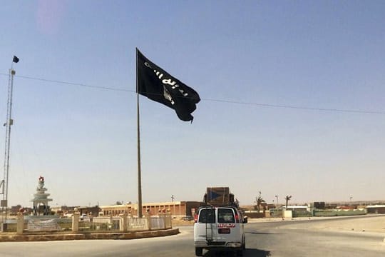Eine IS-Flagge in Rawa, Irak.