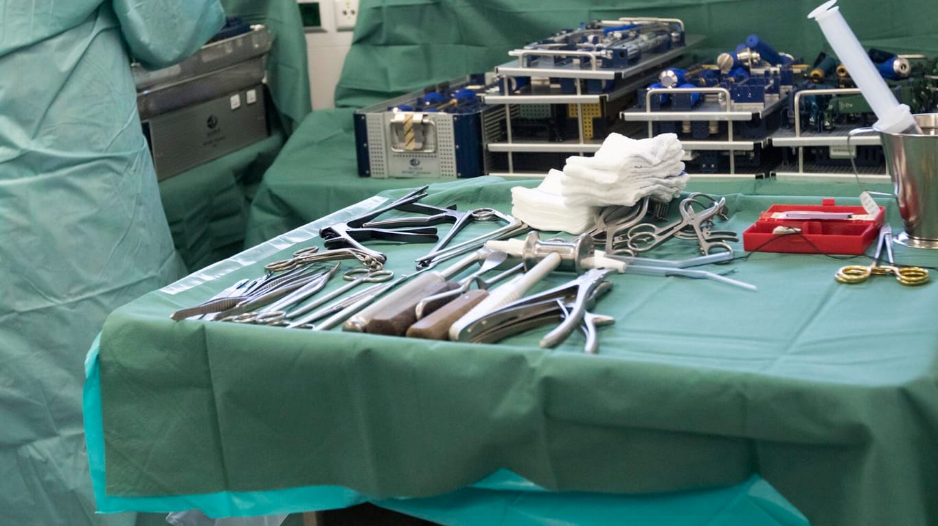 Chirurgisches Besteck in einem Operationssaal (Symbolbild): Der folgenschwere Fehler hat sich bei einer OP wegen eines Nasenbeinbruchs ereignet.