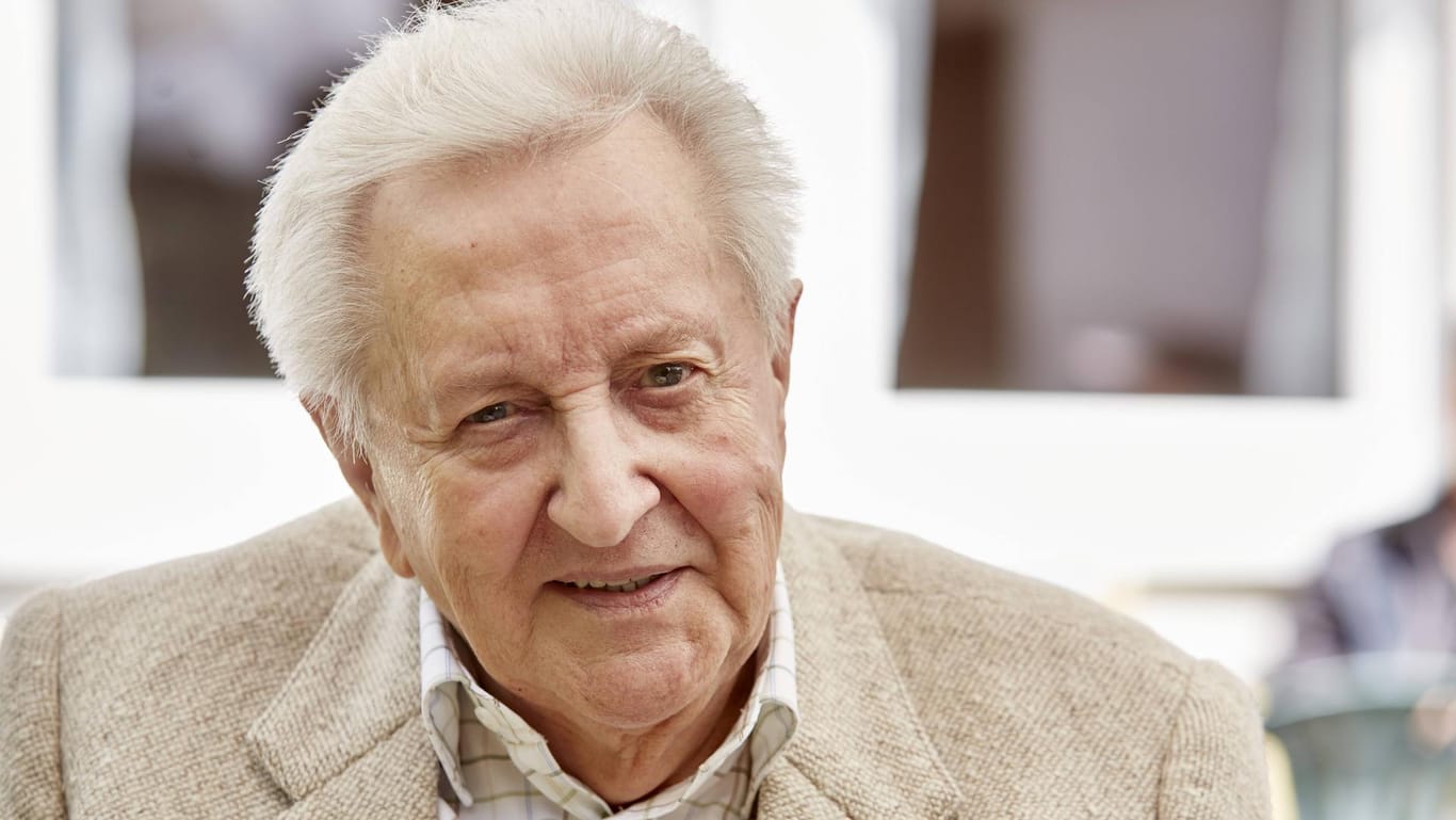 Lutz Jahoda: In diesem Jahr ist das TV-Gesicht 90 Jahre alt geworden. Noch heute ist er als Schriftsteller aktiv.