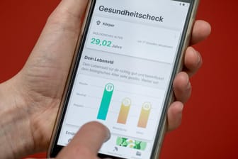 Ein Handybildschirm zeigt die App "Vivy": Der Bundestag will unter anderem ein Gesetz zu Gesundheits-Apps verabschieden.