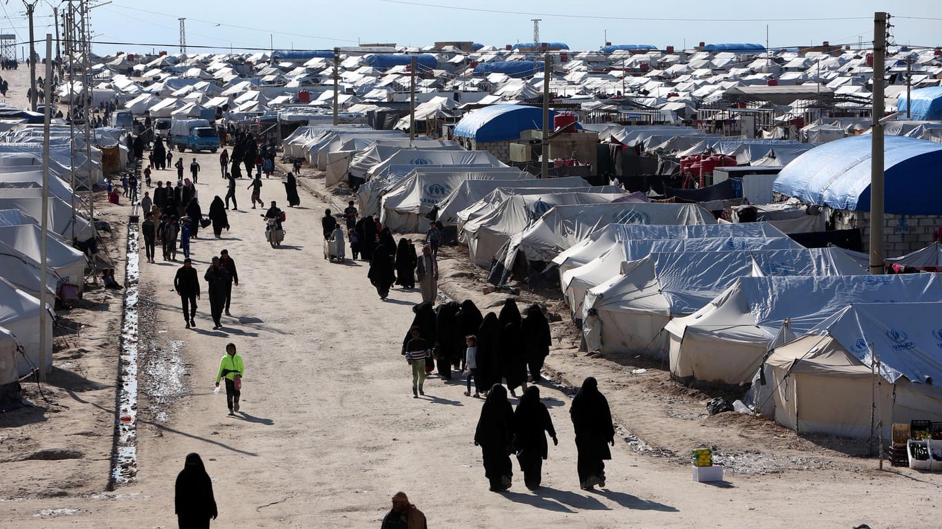 Menschen im syrischen Flüchtlingslager Al-Hol: Ein Gericht hat entschieden, dass Deutschland eine IS-Anhängerin mit ihren Kindern zurückholen muss.