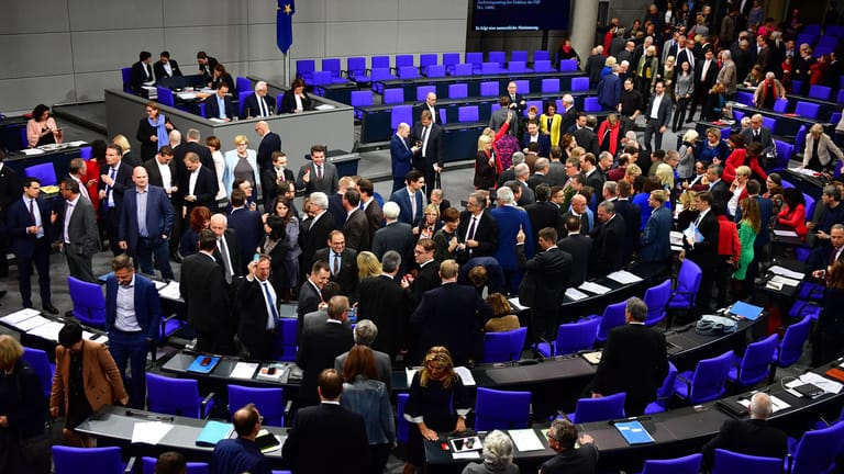 Abgeordnete im Bundestag: Bei einer Abstimmung am Donnerstag brach eine Abgeordnete der Linken zusammen. Es war der zweite medizinische Vorfall im Parlament an einem Tag.