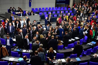 Abgeordnete im Bundestag: Bei einer Abstimmung am Donnerstag brach eine Abgeordnete der Linken zusammen. Es war der zweite medizinische Vorfall im Parlament an einem Tag.