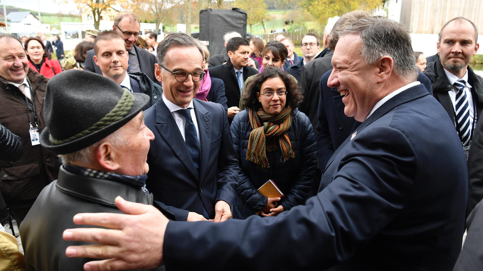 US-Außenminister Mike Pompeo (rechts) in Mödlareuth an der bayrisch-thüringischen Grenze: Der Ort, durch den bis vor dreißig Jahren die innerdeutsche Grenze verlief, wurde auch "Little Berlin" genannt.