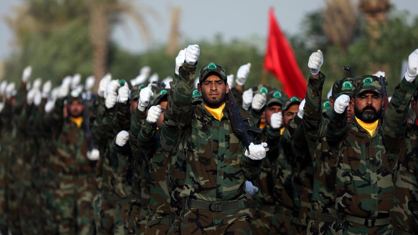 Machtfaktor im Irak: Mitglieder der Haschd-Milizen nehmen in Kerbela an einer Parade zum Abschluss ihrer Ausbildung teil.
