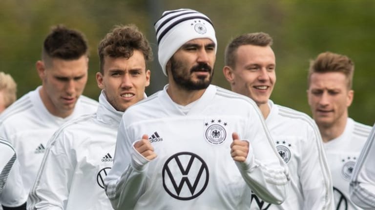 Ilkay Gündogan (M) nimmt am Training der Nationalmannschaft teil.