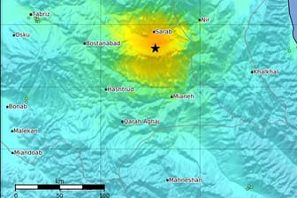 Erdbeben im Iran: Das Zentrum des Bebens lag demnach in acht Kilometern Tiefe, rund 120 Kilometer südöstlich der Stadt Tabris in der Provinz Ost-Aserbaidschan.