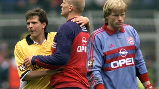 Bayern-Torhüter Oliver Kahn geht an dem Dortmunder Andreas Möller (l) und an seinem Mannschaftskameraden Carsten Jancker (M) vorbei.