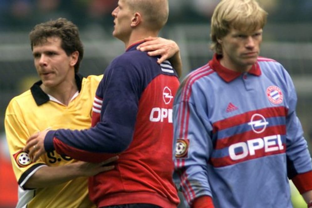 Bayern-Torhüter Oliver Kahn geht an dem Dortmunder Andreas Möller (l) und an seinem Mannschaftskameraden Carsten Jancker (M) vorbei.