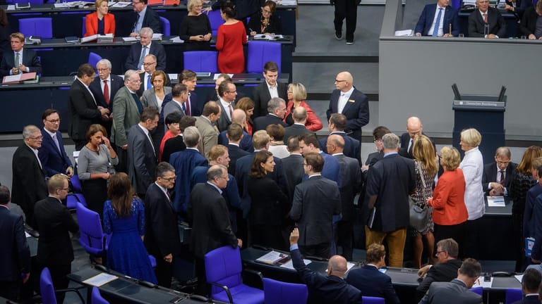 Abstimmung im Bundestag: Zu später Stunde befinden sich normalerweise nur wenige Abgeordnete im Plenarsaal.