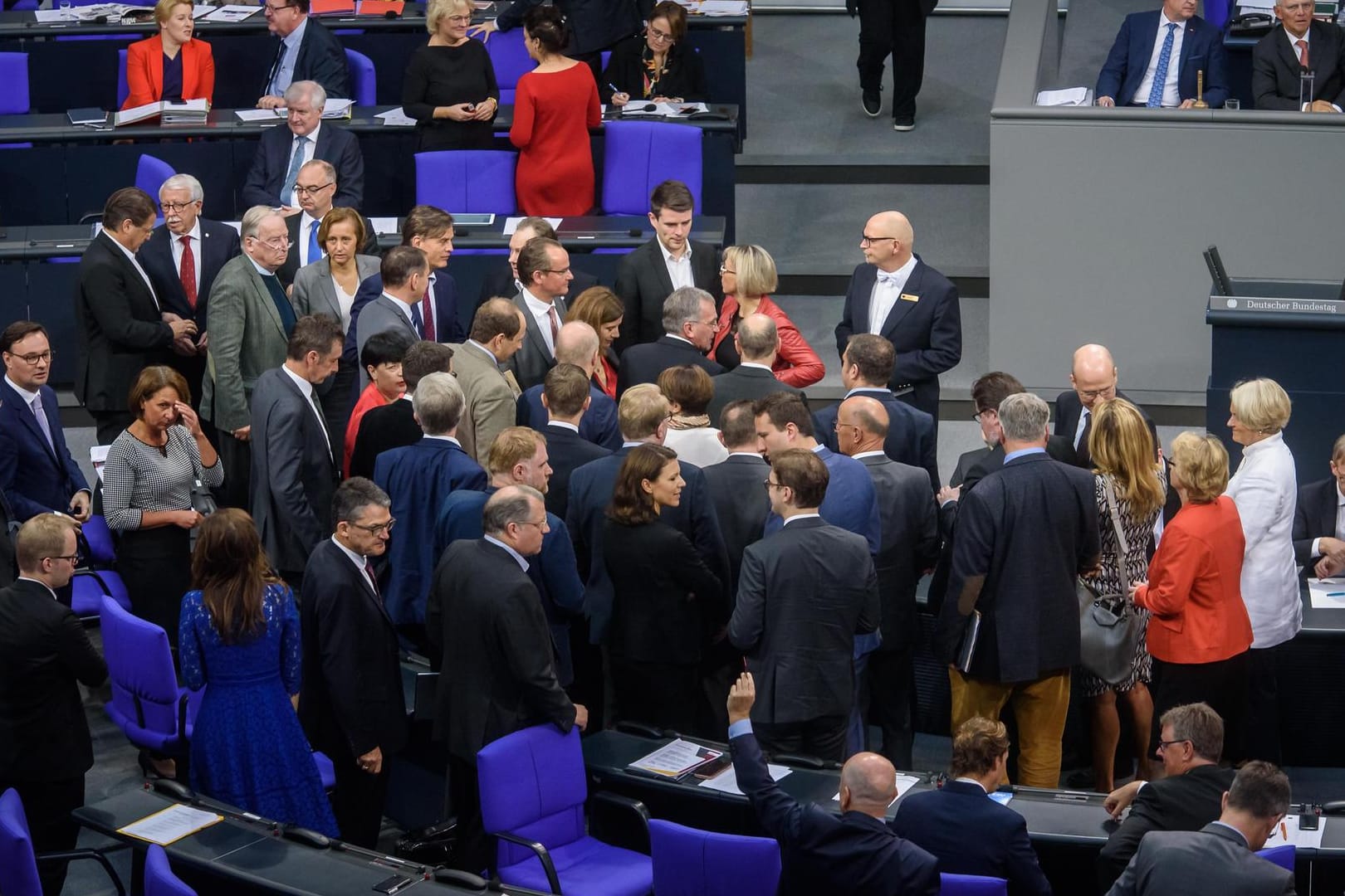 Abstimmung im Bundestag: Zu später Stunde befinden sich normalerweise nur wenige Abgeordnete im Plenarsaal.