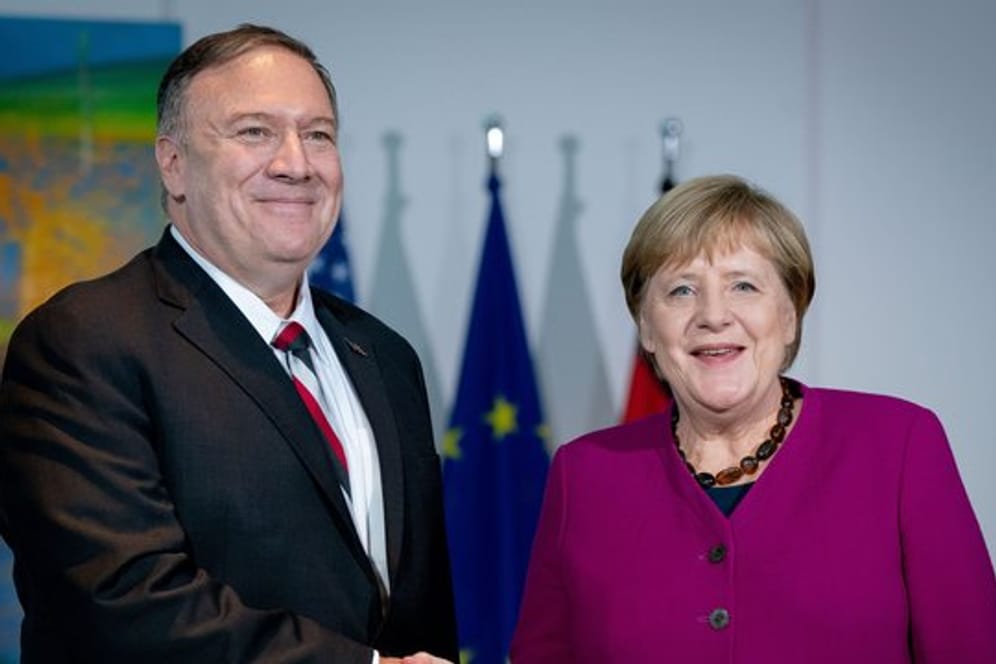 Bundeskanzlerin Angela Merkel (CDU) und Mike Pompeo, US-Außenminister, reichen sich im Bundeskanzleramt nach einem Pressestatement die Hände.