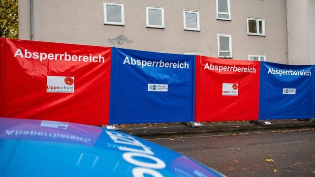 Sicht- und Zutrittssperren vor dem Haus, wo eine 15-Jährige ihren dreijährigen Halbbruder mit einem Messer getötet haben soll.