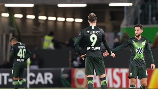 Wolfsburgs Victor Joao (l-r), Wout Weghorst und Yunus Malli stehen nach dem Spiel gegen Gent auf dem Rasen. Wolfsburgs Victor Joao (l-r), Wout Weghorst und Yunus Malli stehen nach dem Spiel gegen Gent auf dem Rasen.