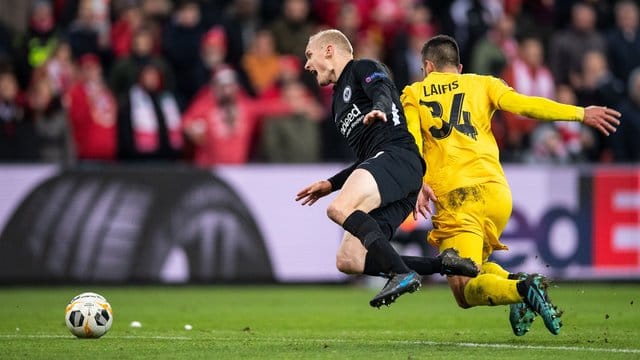 Lüttichs Kostas Laifis (r) foult Eintracht-Spieler Sebastian Rode.