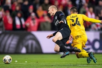 Lüttichs Kostas Laifis (r) foult Eintracht-Spieler Sebastian Rode.
