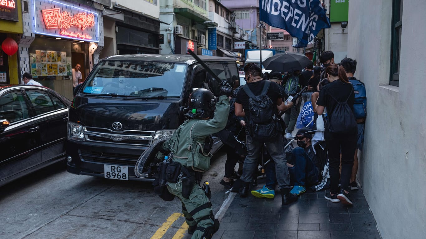 Zusammenstöße in Hongkong: Ein 22-Jähriger ist bei Auseinandersetzungen mit der Polizei ums Leben gekommen.