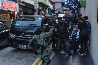 Zusammenstöße in Hongkong: Ein 22-Jähriger ist bei Auseinandersetzungen mit der Polizei ums Leben gekommen.