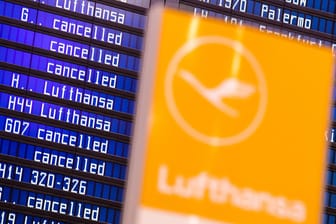 Flüge der Lufthansa werden auf einer Anzeigetafel als gestrichen ausgewiesen: Die Lufthansa sagt wegen des Streiks der Flugbegleiter insgesamt 1.300 Flüge ab.