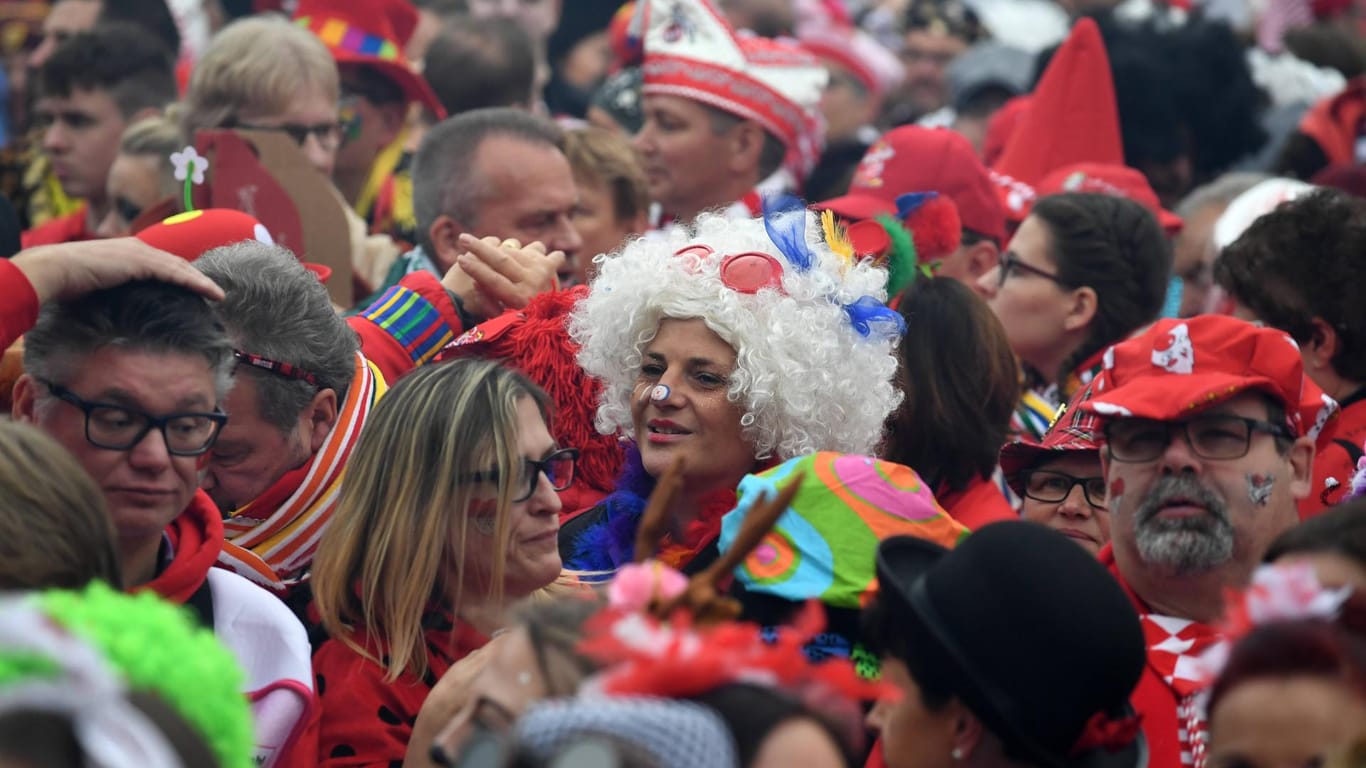 Kölner Karneval Sessionsbeginn am Kölner Heumarkt im letzten Jahr: Auch dieses Jahr werden wieder tausende Jecken dort erwartet.