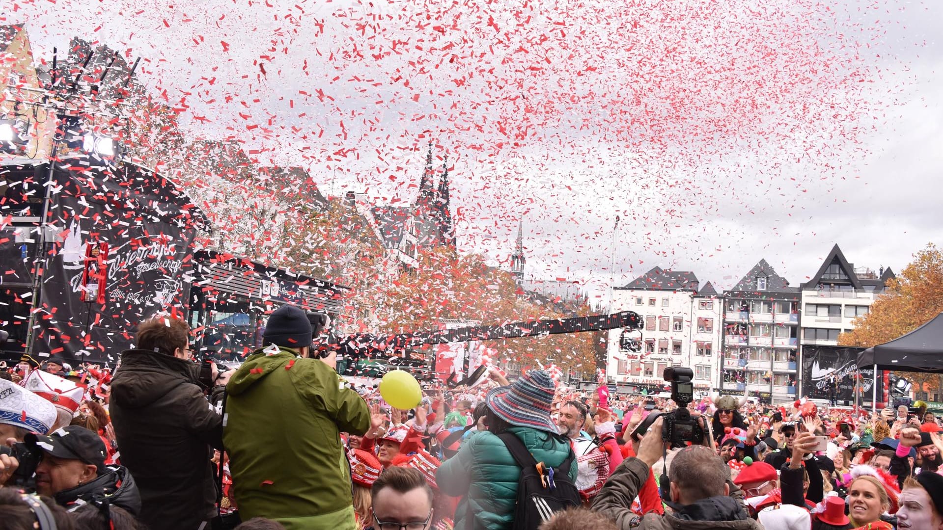 Karnevalisten in Kostüm vor der Bühne am 11.11.2018 in Köln: Dieses Jahr gibt es auch wieder ein volles Programm.