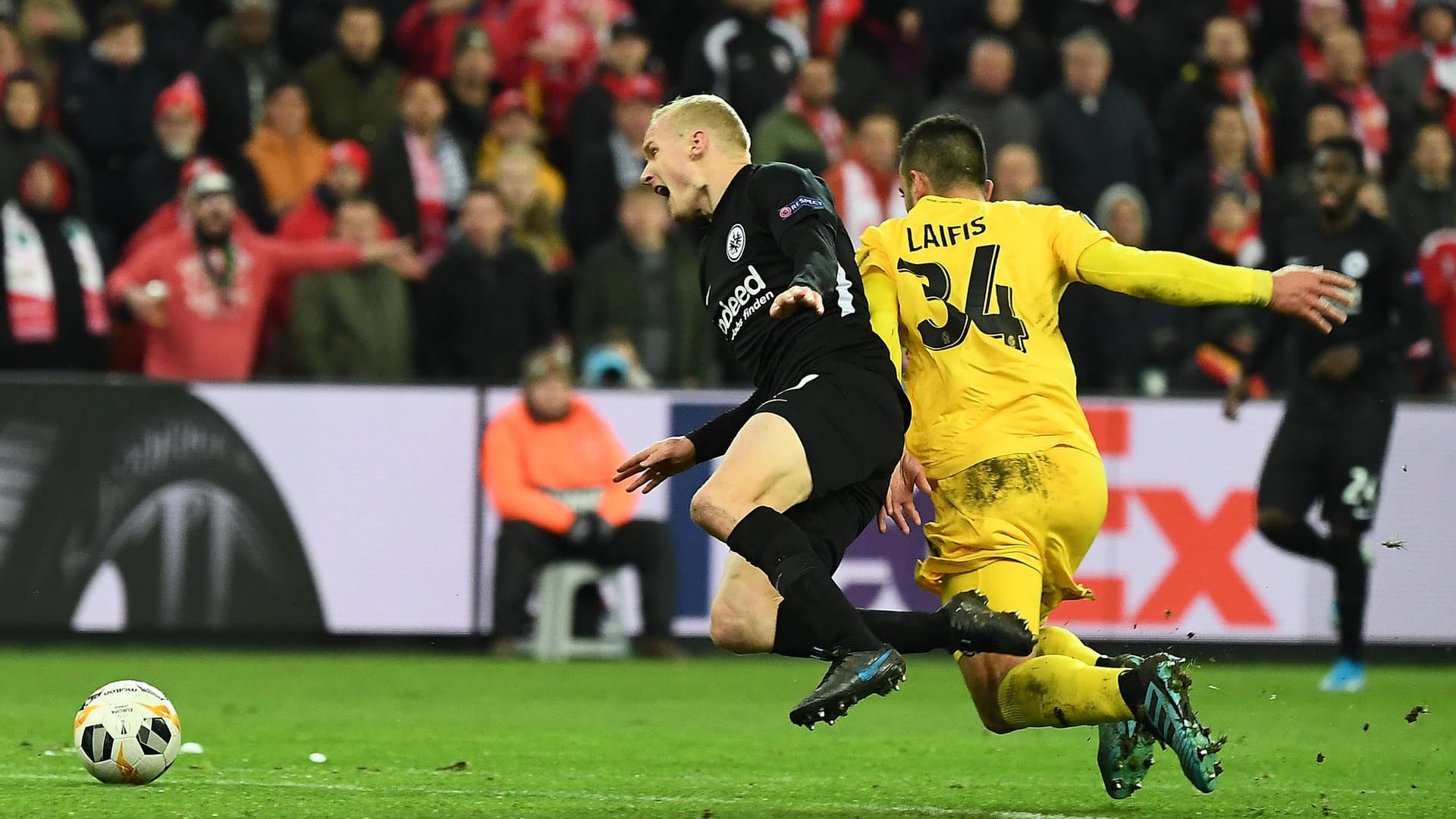 Notbremse gegen Sebastian Rode: Der Gegenspieler des Mittelfeld-Akteurs hätte hier mit der roten Karte vom Platz gestellt werden müssen.