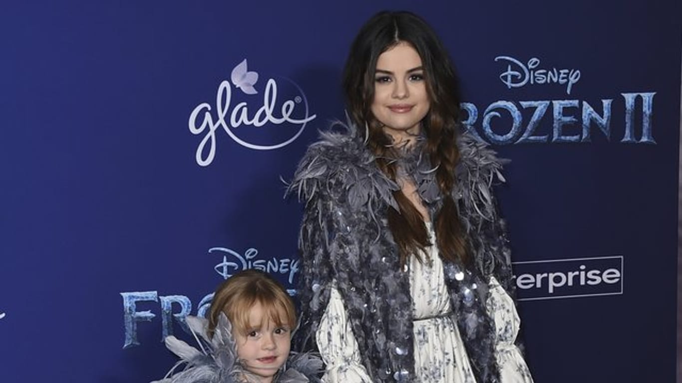 Hand in Hand auf dem roten Teppich: Selena Gomez und ihre Halbschwester Schwester Gracie Elliot.