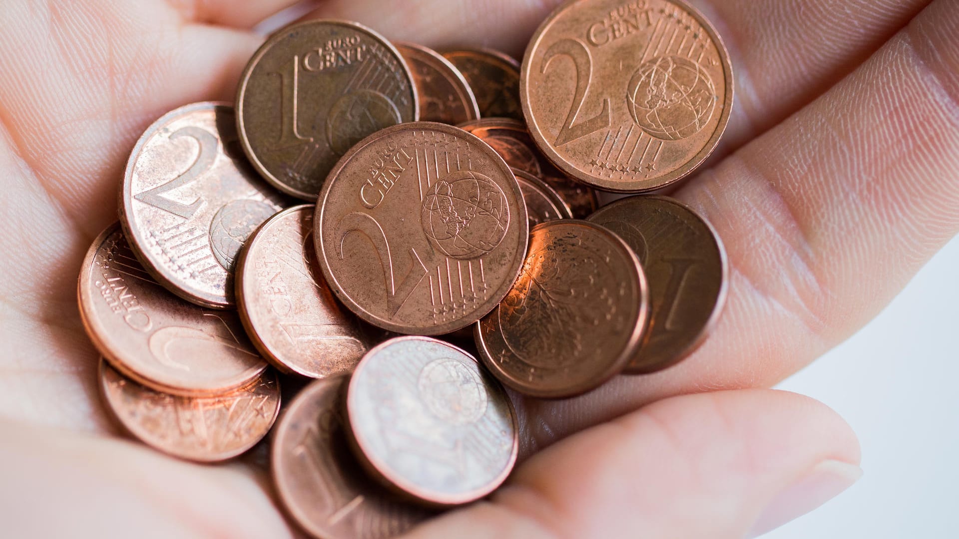 Ein- und Zwei-Cent-Münzen in einer Hand: Das Experiment mit der Abschaffung von Kleinmünzen auf der Ferieninsel Wangerooge findet auf den anderen Ostfriesischen Inseln keine Nachahmer. Ein- und Zwei-Cent-Münzen in einer Hand: Das Experiment mit der Abschaffung von Kleinmünzen auf der Ferieninsel Wangerooge findet auf den anderen Ostfriesischen Inseln keine Nachahmer.