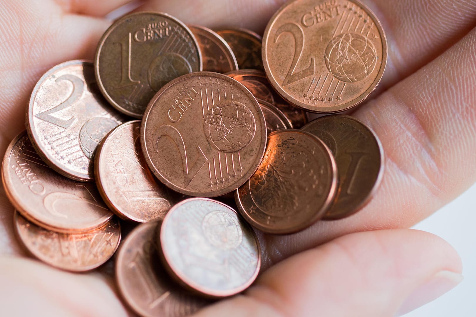 Ein- und Zwei-Cent-Münzen in einer Hand: Das Experiment mit der Abschaffung von Kleinmünzen auf der Ferieninsel Wangerooge findet auf den anderen Ostfriesischen Inseln keine Nachahmer. Ein- und Zwei-Cent-Münzen in einer Hand: Das Experiment mit der Abschaffung von Kleinmünzen auf der Ferieninsel Wangerooge findet auf den anderen Ostfriesischen Inseln keine Nachahmer.