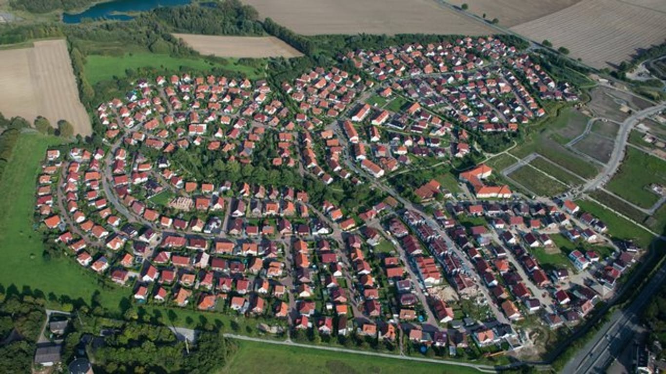 Ein Wohngebiet mit Einfamilienhäusern.