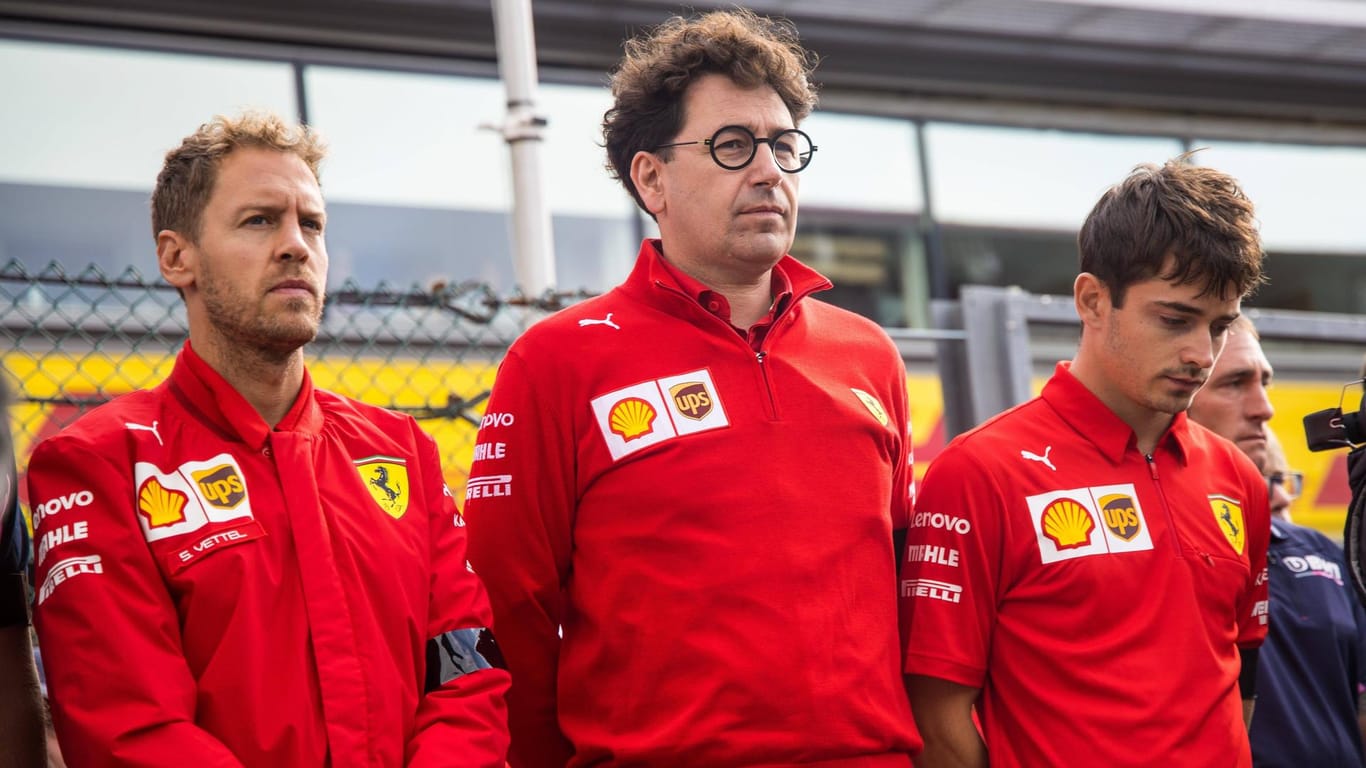 War in dieser Saison auch als Streitschlichter gefragt: Ferrari-Teamchef Mattia Binotto (m.) zwischen seinen beiden Fahrern Sebastian Vettel (l.) und Charles Leclerc (r.).