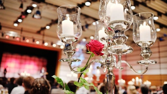 Ein Abiball kann ins Geld gehen - Schulabgänger müssen daher bei Verträgen mit Eventagenturen genau hinschauen. Ein Abiball kann ins Geld gehen - Schulabgänger müssen daher bei Verträgen mit Eventagenturen genau hinschauen.