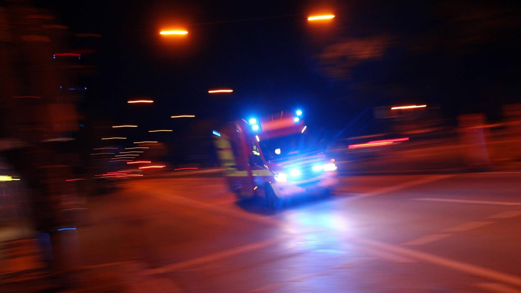 Rettungswagen im Einsatz: Die Wiederbelebungsversuche der Sanitäter blieben vergeblich (Symbolbild).