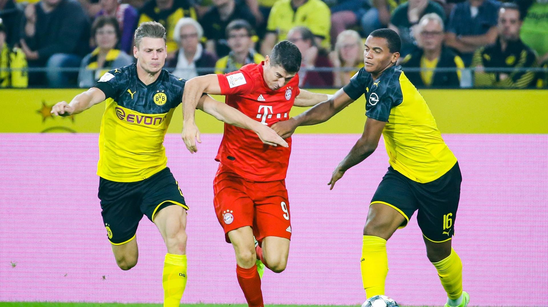 Robert Lewandowski (m.) im Zweikampf mit Lukasz Piszczek (l.) und Manuel Akanji (r.): Am Samstagabend steigt das deutsche "Clasico".