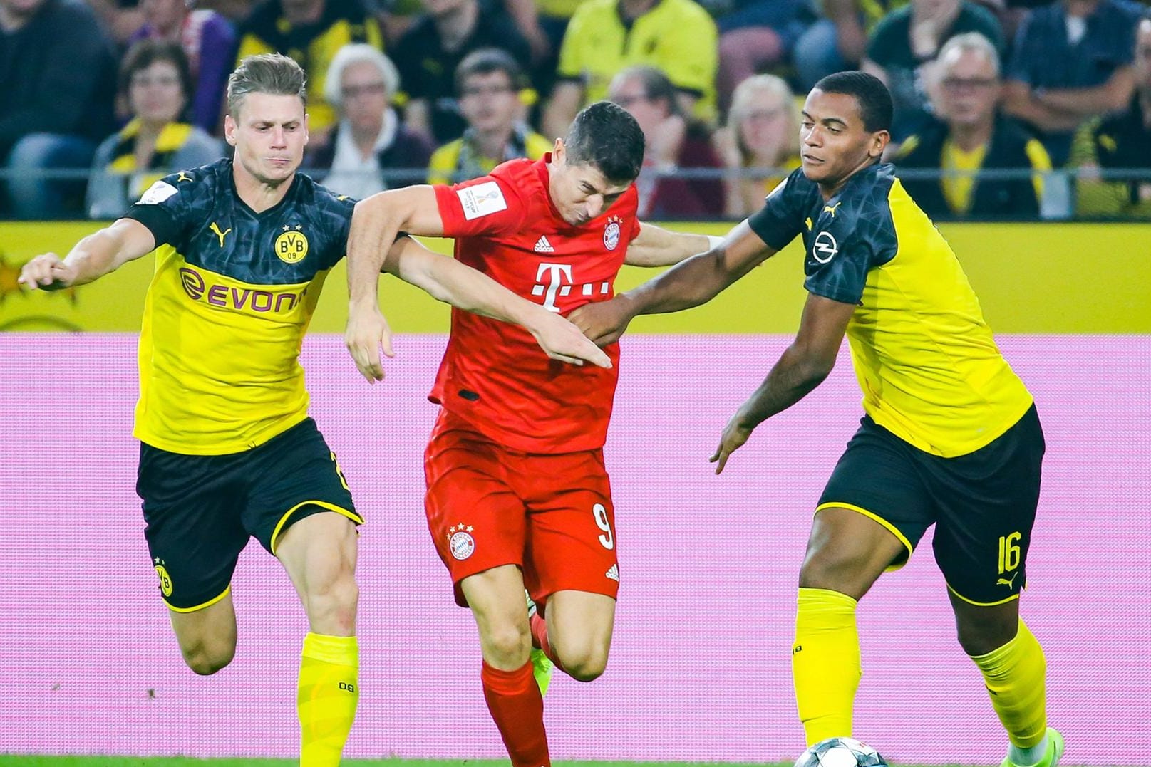 Robert Lewandowski (m.) im Zweikampf mit Lukasz Piszczek (l.) und Manuel Akanji (r.): Am Samstagabend steigt das deutsche "Clasico".