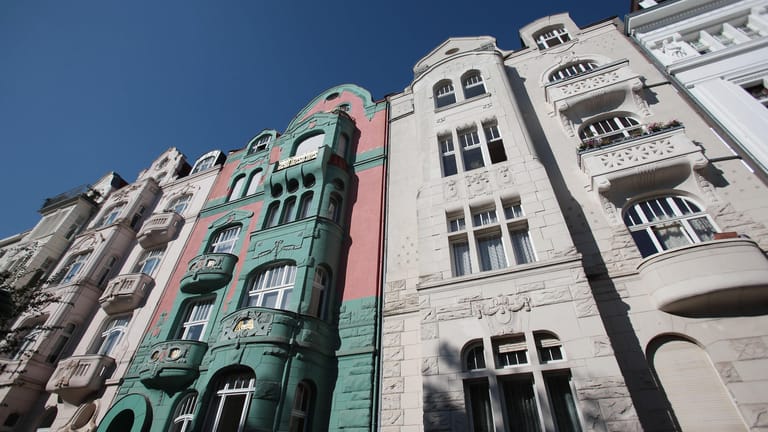 Die Fassaden von Wohnhäusern in Köln: Der Bundesrat hat die lange umstrittene Grundsteuer-Reform endgültig beschlossen.