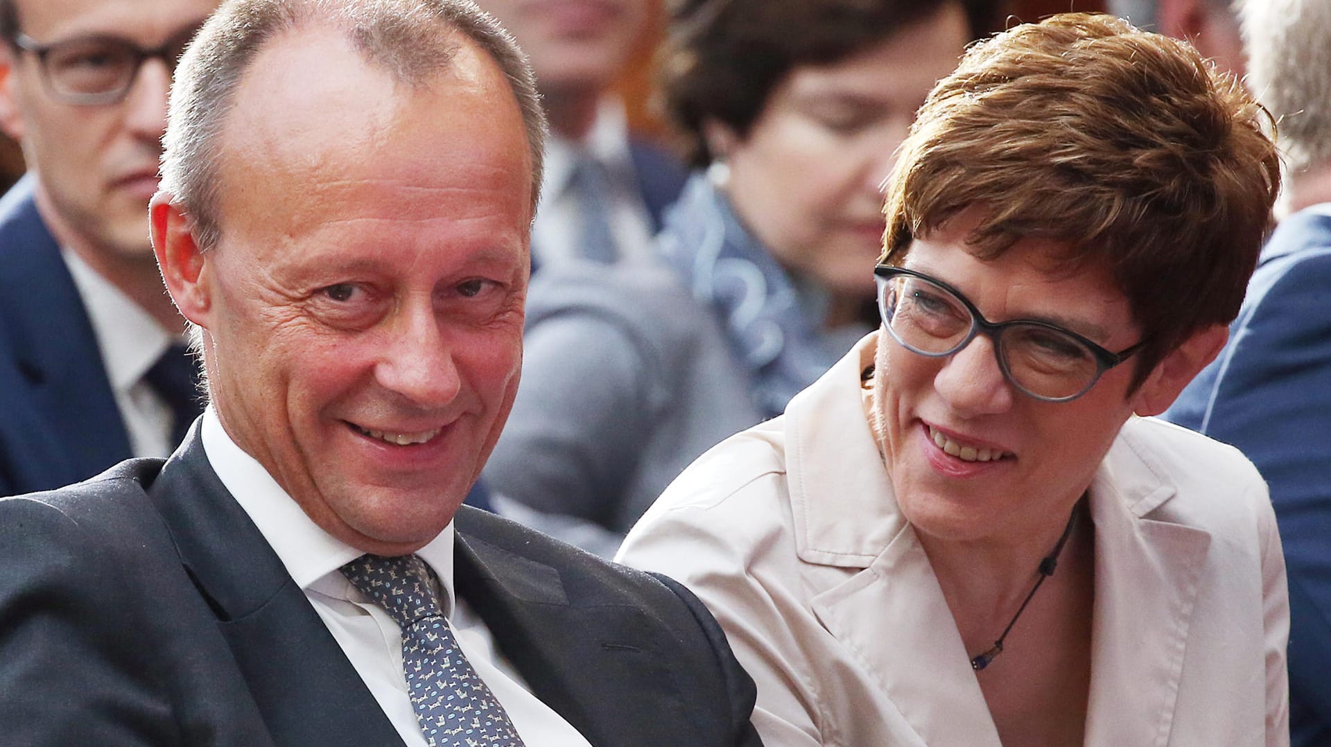 Friedrich Merz und Annegret Kramp-Karrenbauer: Merz sicherte Kramp-Karrenbauer auch weiterhin seine Unterstützung für ihr Amt als Parteivorsitzende zu (Archivbild).