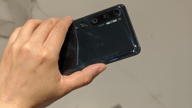 Jemand zeigt die Rückseite des neuen Xiaomi Mi Note 10: Mit den fünf Kameralinsen schießt das neue Flaggschiff aus China Fotos in 108 MP Auflösung.