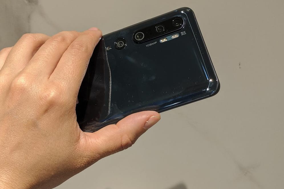 Jemand zeigt die Rückseite des neuen Xiaomi Mi Note 10: Mit den fünf Kameralinsen schießt das neue Flaggschiff aus China Fotos in 108 MP Auflösung.