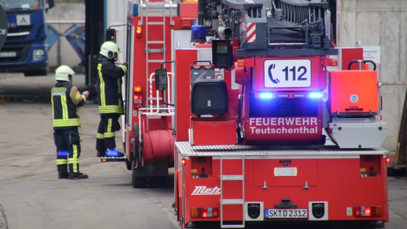 Feuerwehrleute in Teutschenthal: Auf dem Gelände der Grube hat sich eine Explosion ereignet.