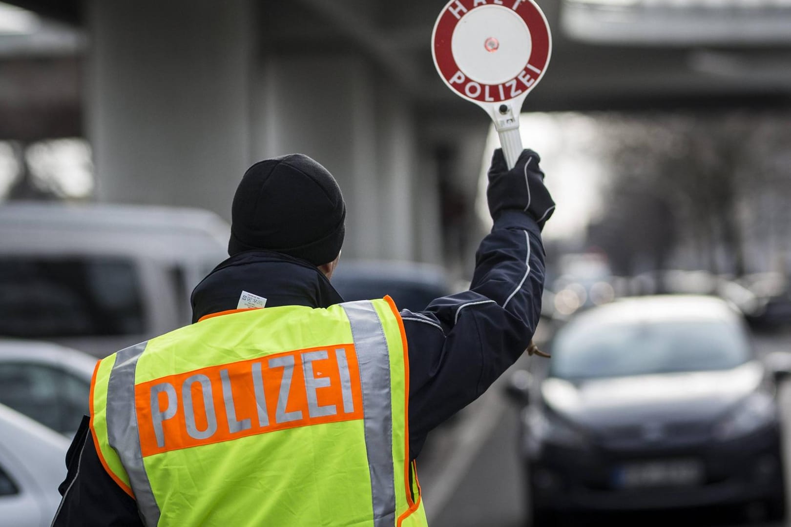 Polizist stoppt ein Auto: Wenn es nun Punkte gibt, kann dadurch die Kfz-Versicherung um einiges teurer werden. Polizist stoppt ein Auto: Wenn es nun Punkte gibt, kann dadurch die Kfz-Versicherung um einiges teurer werden.